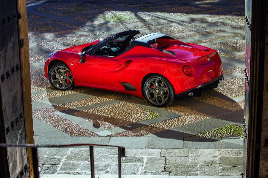  Alfa Romeo 4C Spider (960) 2015 года  (NA) (фото 39 из 40)